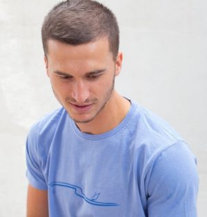 Cala camiseta Mediterráneo skay blue fabricada en España calaalicante tienda independiente 30 aniversario regalos