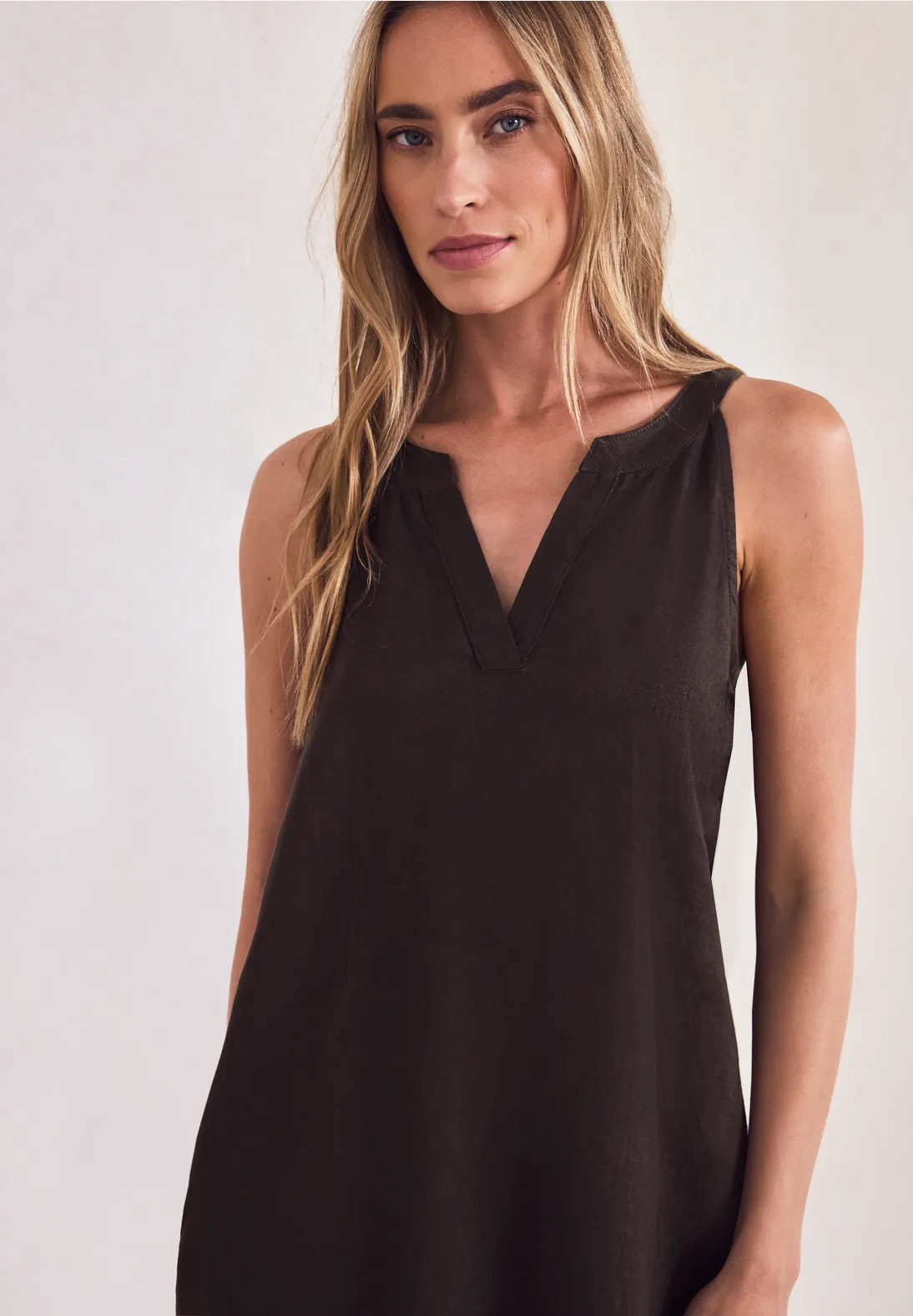 Vestido Marrón con Escote en V